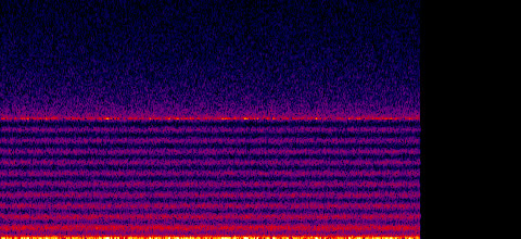 Dos espectrogramas apilados: arriba ruido rosa parejo, abajo el mismo ruido atravesado por franjas horizontales oscuras regularmente espaciadas